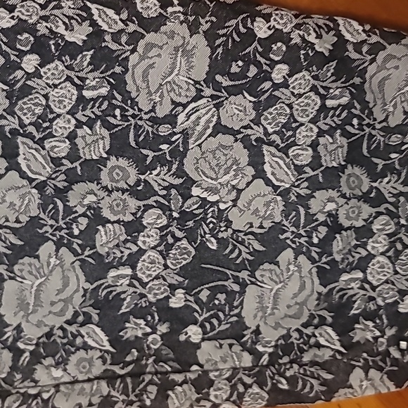 Soho Apparel Size 20 Floral Gray White Stretch Ankle Pants Zip Feature - Picture 3 of 4